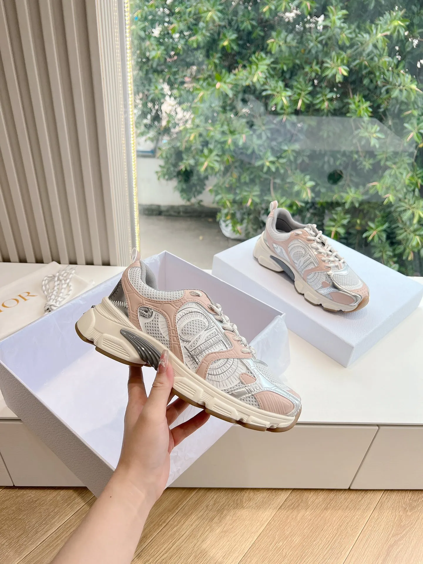 👟👟Ex-factory price 640👟👟 (Top version) Dior Chrono series sports shoes Purchased and developed in Taikoo Hui for RMB 18,200. This Dior chrono sports shoe continues the timeless silhouette and is carefully made of mesh, so it will be particularly comfortable on the feet. It is decorated with CD special craftsmanship logo to enhance the style. The lightweight style is matched with the "Christian Dior" logo thin sole, suitable for all seasons, and can be matched with all kinds of casual looks to add a finishing touch. Classic and super durable. Upper: cowhide stitching. Original molded outsole. Size: 35-41. Full set of counter synchronized gift box 💝 packaging